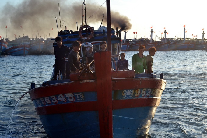 Đến 22g cùng ngày, các xuồng bay này đã áp sát được hai bên mạn tàu rồi đưa lực lượng sang tàu QNg 96345, dùng dùi cui điện khống chế dồn các ngư dân về phía trước rồi tiến hành dùng búa rìu đập phá tài sản trên tàu. Sau một giờ tung hoành, lực lượng Trung Quốc đã lấy đi 2 máy dò, 2 Icom, 2 định vị, 5 bành dây hơi, 200 Kg hải sâm cùng một số thiết bị hỗ trợ rồi bỏ đi. 