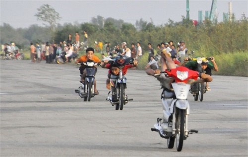 Canh sat mat phuc bat nhom thanh nien to chuc dua xe hinh anh