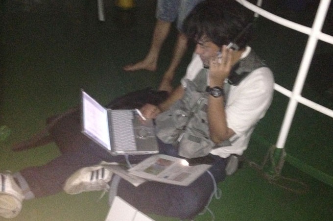 Phóng viên Yatagai Toshihiro (Hãng tin Kyodo) đang truyền hình ảnh về tòa soạn qua thiết bị vệ tinh lúc 2h sáng.