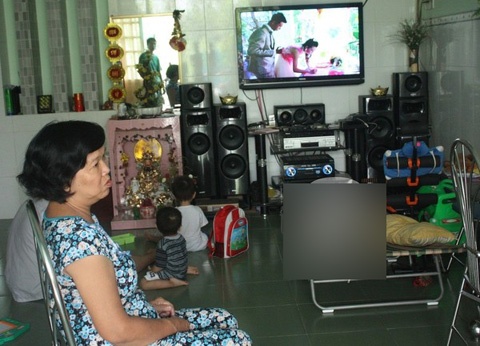 Khi gia đình mở phim để nhìn lại thái độ vui vẻ của cô dâu, anh Đ. đã không đủ can đảm ngồi xem. Anh bỏ ra ngoài. Hình ảnh anh phản chiếu trong gương khi đang đứng nhìn từ xa.