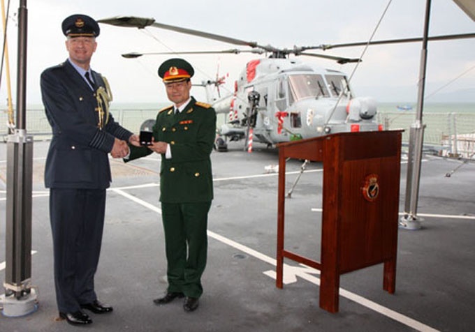 Hai si quan Viet xuat ngoai gin giu hoa binh hinh anh