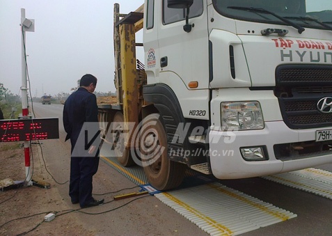 Tạm cân điện tử lưu động ở Quảng Bình.