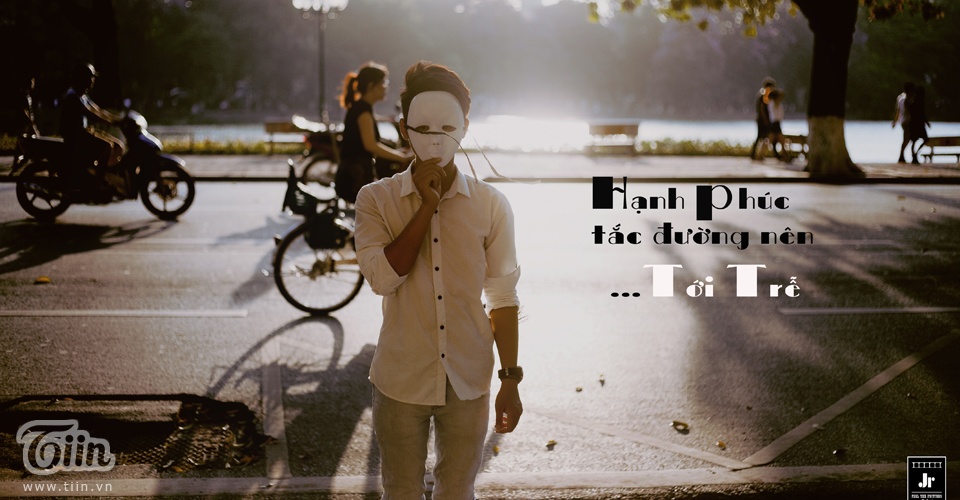  Trong bộ ảnh, chàng trai đeo mặt nạ, lạc lõng, cô đơn giữa Thủ đô tấp nập người qua lại. 