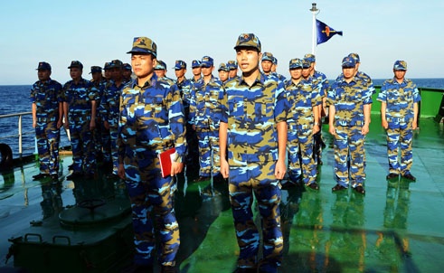 Những người lính cảnh sát biển trên tàu 8003 tập trung chào cờ ở boong hậu.