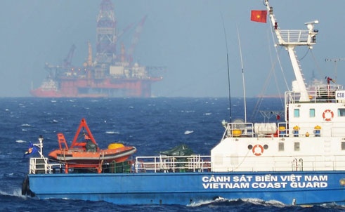 Tàu của Cảnh sát biển Việt Nam tiến gần hơn đến khu vực Trung Quốc hạ đặt giàn khoan.