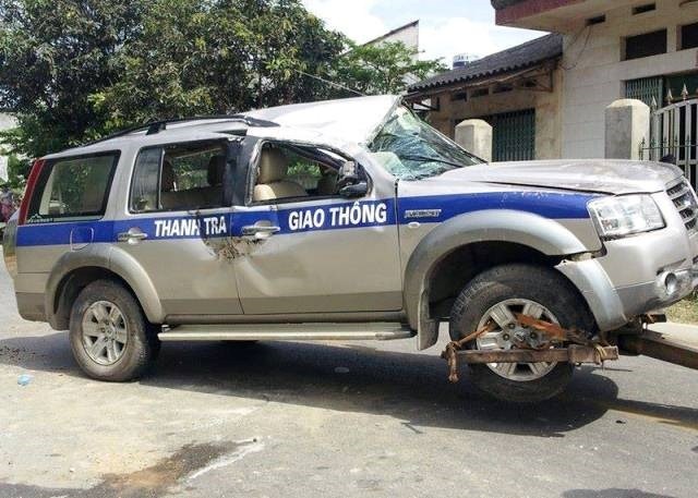 Xe thanh tra giao thong lat ngua, 3 nguoi nhap vien hinh anh