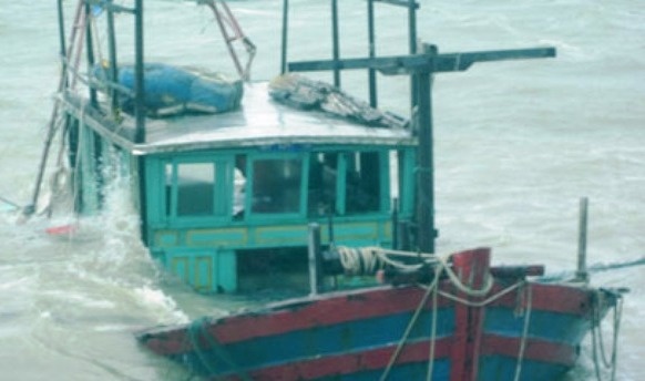 Tau ca cua ngu dan bi TQ dam chim nhu the nao? hinh anh