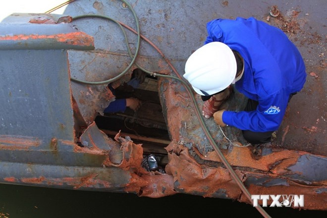 Tàu Kiểm ngư 703 Việt Nam bị tàu Trung Quốc đâm vào khi đang thực thi nhiệm vụ trên vùng biển Hoàng Sa.