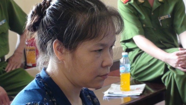 Cap tinh nhan tai ngo truoc nha tiem thuoc doc hinh anh
