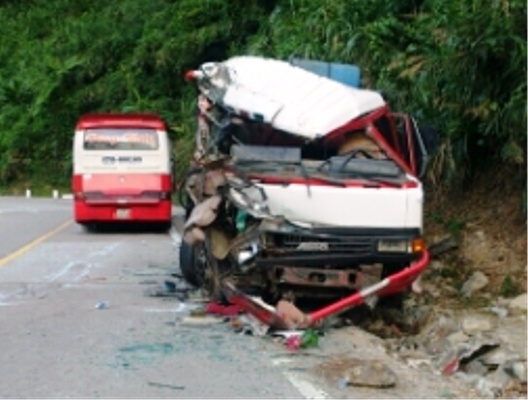 Hai xe dau dau tren deo Lo Xo, mot nguoi bi thuong nang hinh anh