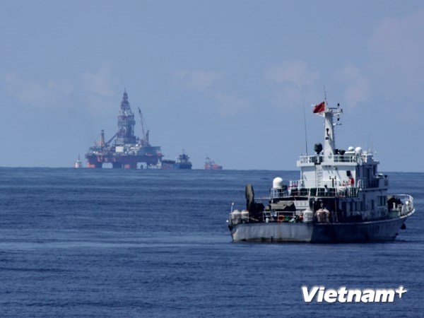 Tàu Trung Quốc bảo vệ giàn khoan Hải Dương-981.