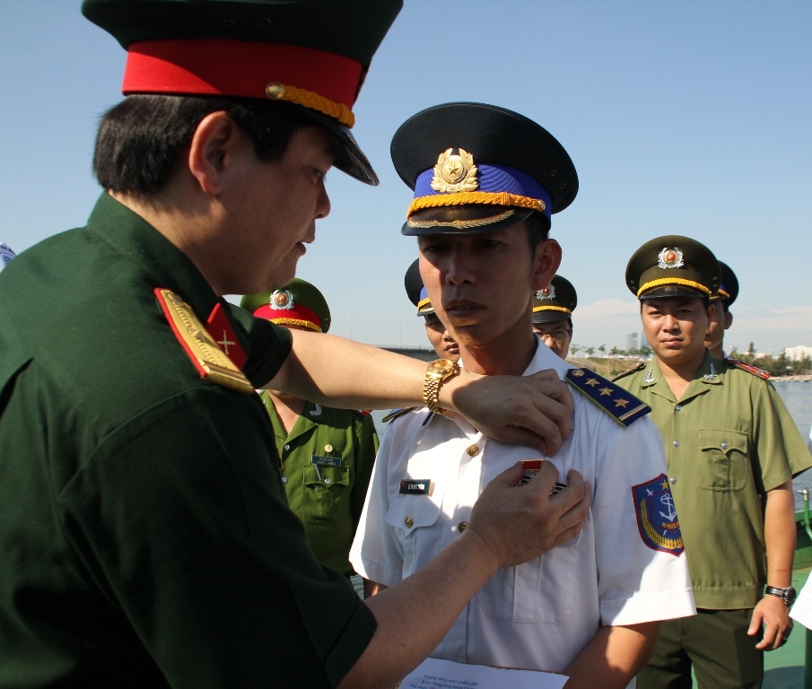 Trao tang huy hieu cho thuyen truong tau Canh sat bien hinh anh
