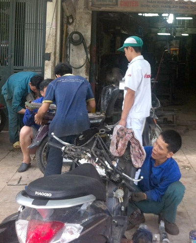 Hàng chục cửa hàng sửa chữa ôtô, xe máy trên phố Trần Nhật Duật sẵn sàng cung cấp biển số giả.