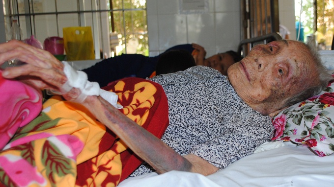 Ba cu 94 tuoi bi con danh phai nhap vien hinh anh