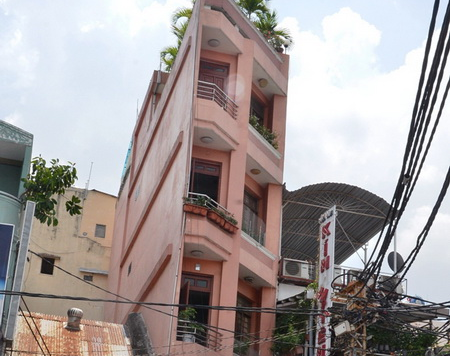 Roi tu tang 5, mot tho sua ong nuoc tu vong hinh anh