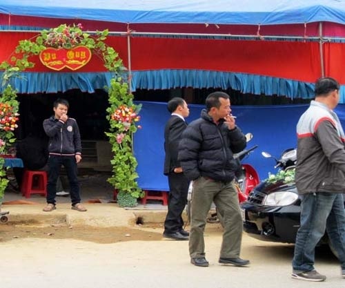 Đợi mãi không thấy cô dâu Hương đâu, họ nhà trai đành ra về.