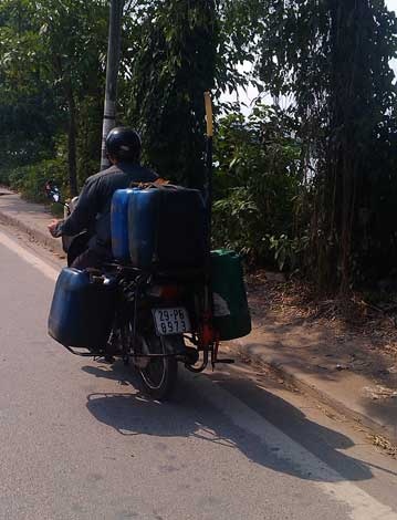 Sau khi thu gom đủ nhớt thải những người này sẽ đem bán cho “dân tái chế”.