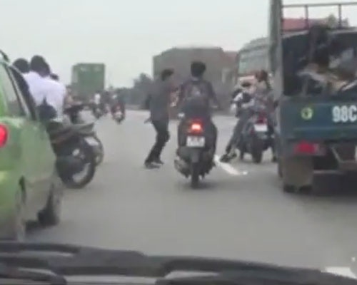 Clip quai xe chan dau, gay go o to tren QL5 hinh anh