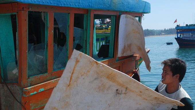 Ngư dân dùng tấm nhựa che phần cabin bị ném đá bể.