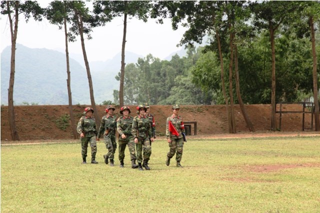 Các xạ thủ nữ quân đội Việt Nam tiến vào khu vực bắn trình diễn