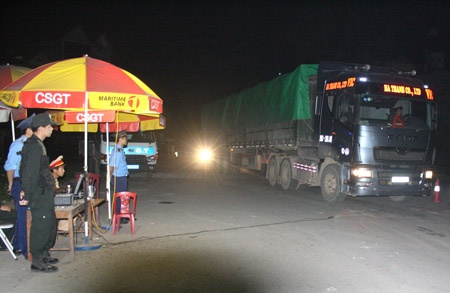 Co canh sat co dong, lai xe tai het chong doi hinh anh