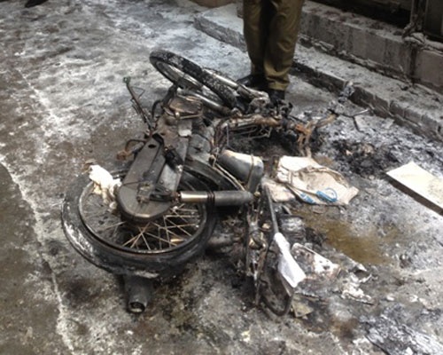 Sau khi boc chay, phat no... chiec Viva con tro khung hinh anh