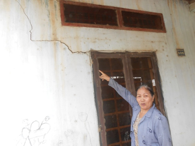 Những vết tường nứt do nổ mìn phá đá gây ra.