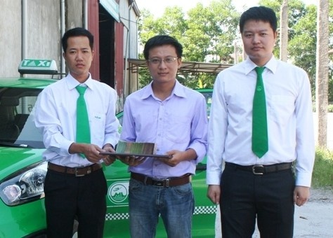 Nhan cuoc goi tu hang taxi, moi biet minh bo quen nua ty hinh anh