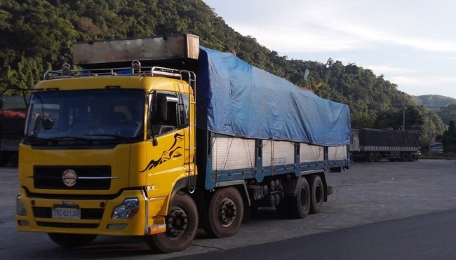 Xe chở gỗ quá tải lưu thông trên QL9 vào lúc 16h20 ngày 31.5, đoạn qua huyện Đak Rông, huyện Đak Rông, tỉnh Quảng Trị.