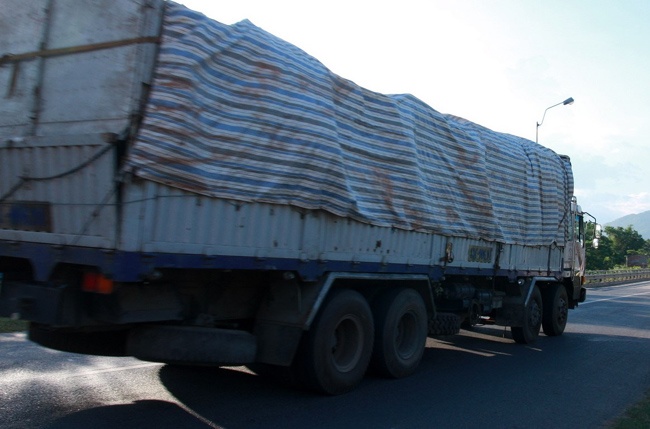 CSGT 'tha' cho xe qua tai luu thong tren QL9 hinh anh