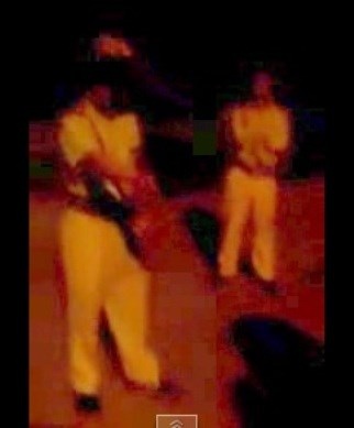 Hình ảnh CSGT trong video ghi lại việc chửi mắng, rút súng dọa dân. (Ảnh chụp từ video).