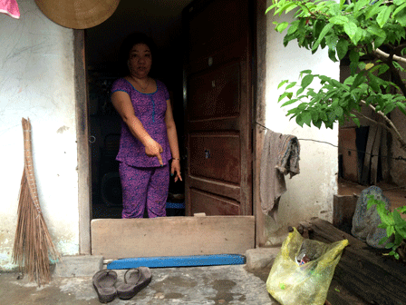 Bà Nguyễn Thị Mai Thảo ngụ hẻm 380/5 đường Nguyễn Xí, phường 13, quận Bình Thạnh phản ánh mưa xuống là nước ngập lênh láng, phải dùng mọi biện pháp để ngăn nước cống tràn vào nhà.