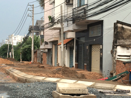 Tương tự, cao độ mặt đường nâng cao từ 1 đến 1,5 mét cũng đang khiến nhiều nhà dân trên tuyến đường Tân Sơn Nhất-Bình Lợi-Vành đai ngoài (đoạn qua phường Hiệp Bình Chánh, quận Thủ Đức) phải lao đao.