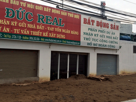 Một cửa tiệm kinh doanh bị bịt kín lối ra thuộc phường Hiệp Bình Chánh, quận Thủ Đức.