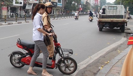 Sau nhắc nhở, nếu xe máy điện lưu thông trên đường không có biển số sẽ bị xử phạt.