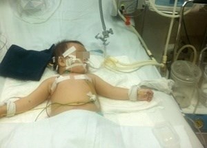 Uong nham dau dung trong chai nuoc ngot, tre nguy kich hinh anh