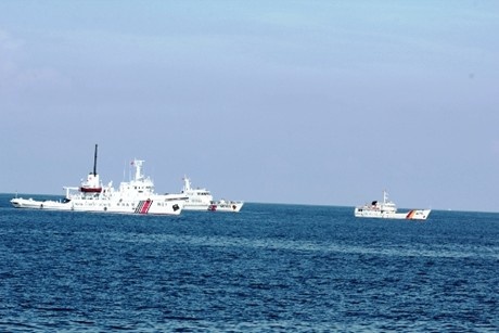 Hai tàu hải cảnh của Trung Quốc đang dồn ép tàu kiểm ngư của Việt Nam.