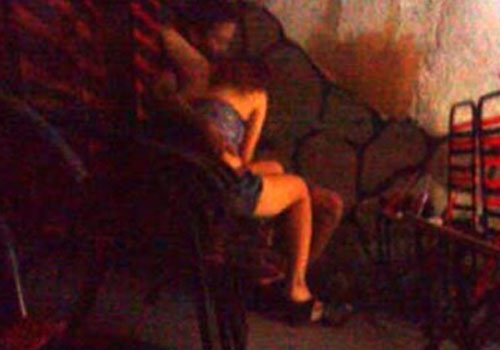 Ham tien, chu quan ca phe de nhan vien kich duc cho khach hinh anh