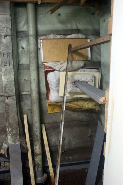 Những vết thủng trên tàu cảnh sát biển 2016 được gia cố lại bằng những vật liệu thô sơ.