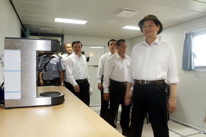 Ngoài ra, tàu có bãi đỗ và nhà chứa trực thăng, các trang bị hiện đại theo và hàng loạt tính năng kiểm soát điện tử tự động dùng đối phó bất kể tình huống cho hoạt động làm nhiệm vụ chấp phát, cứu nạn hàng hải và bảo vệ vùng biển... Ảnh:  Thủ tướng tham quan nơi sinh hoạt của các thuyền viên.  