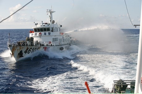 Tàu hải cảnh Trung Quốc 46105 hung hăng áp sát phun vòi rồng tấn công tàu Cảnh sát biển 2016 của Việt Nam.