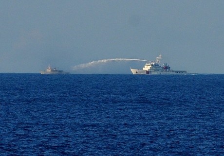 Tàu Trung Quốc dùng vòi rồng áp suất lớn tấn công tàu chấp pháp của Việt Nam.