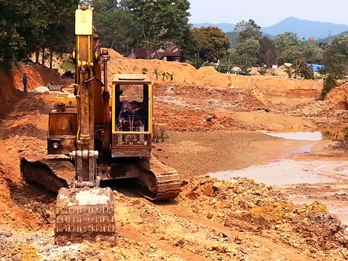 Khu vực đãi đá đỏ của ông Thanh, cách đồi Tỉ khoảng 500m. Ông Thanh vừa đào ao trúng đá đỏ bán tiền tỉ, sau đó ông thuê thêm hàng chục người, đưa cả máy xúc vào đào bới tìm kiếm hồng ngọc. Tại đây, máy hút nước nổ rền suốt đêm ngày, cả một vùng rộng nhiều hecta bị bới tung đất đỏ au, khô khốc.