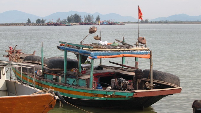 Con tàu NA 90628TS được lai dắt vào bờ.