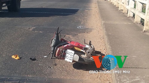 Nguoi dan chan bat xe tai can chet nguoi roi bo chay hinh anh