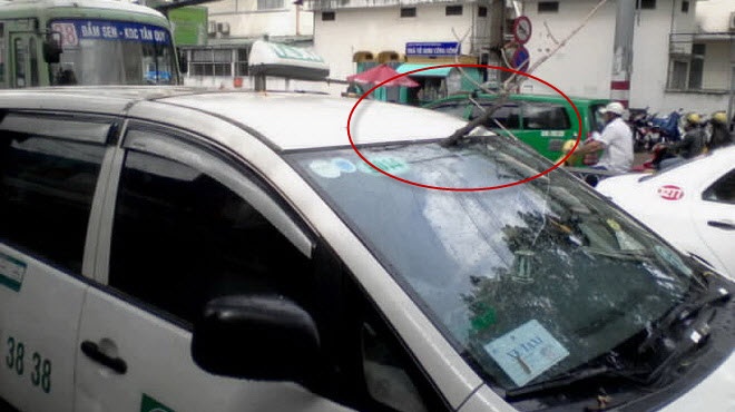 Cay kho roi xuong duong dam thau kinh taxi hinh anh