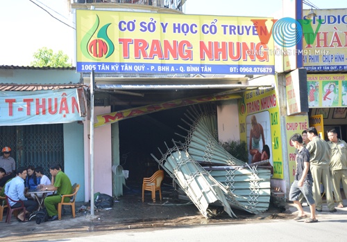 Hiện trường vụ cháy, cánh cửa sắt bị phá để dập lửa.