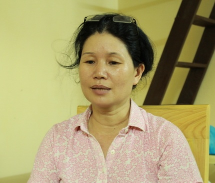 Chị Lê Thị Hồng Thắng lo lắng vì không biết con trai đang ở đâu.