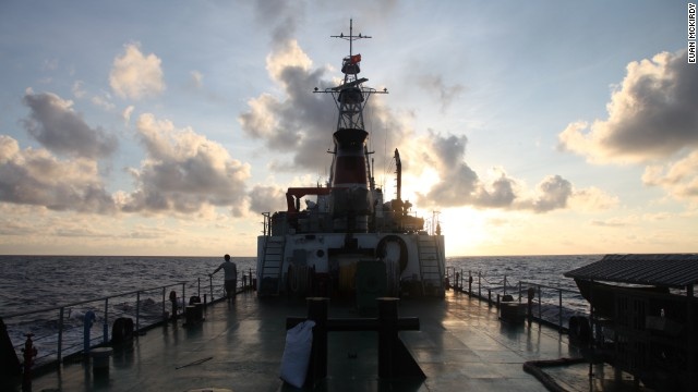 Tàu cảnh sát biển 8003 đi trong hoàng hôn.