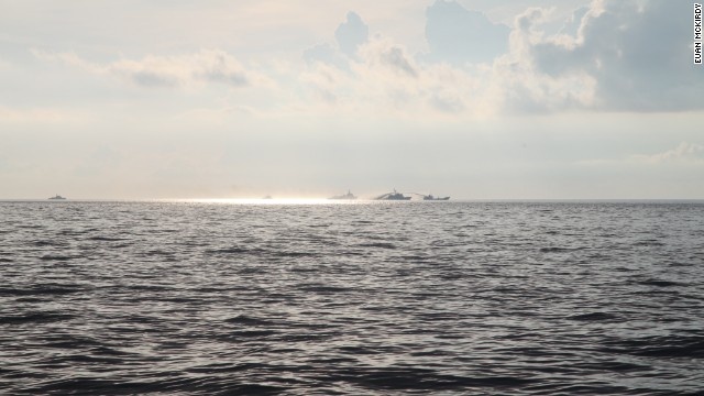 Hình ảnh tàu Trung Quốc sử dụng vòi rồng (súng bắn nước) tấn công các tàu đánh cá của Việt Nam.